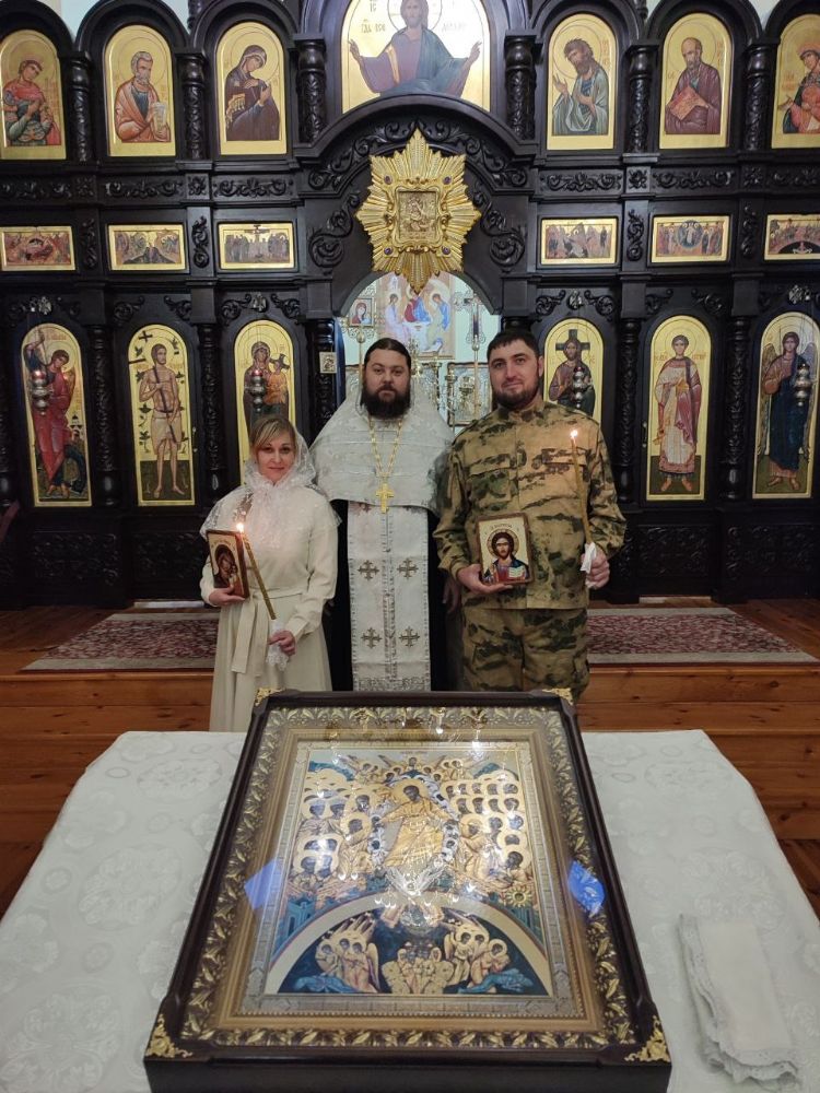 Таинство венчания прошло в храме Архистратига Михаила г. Феодосия для бойца СВО и его супруги.