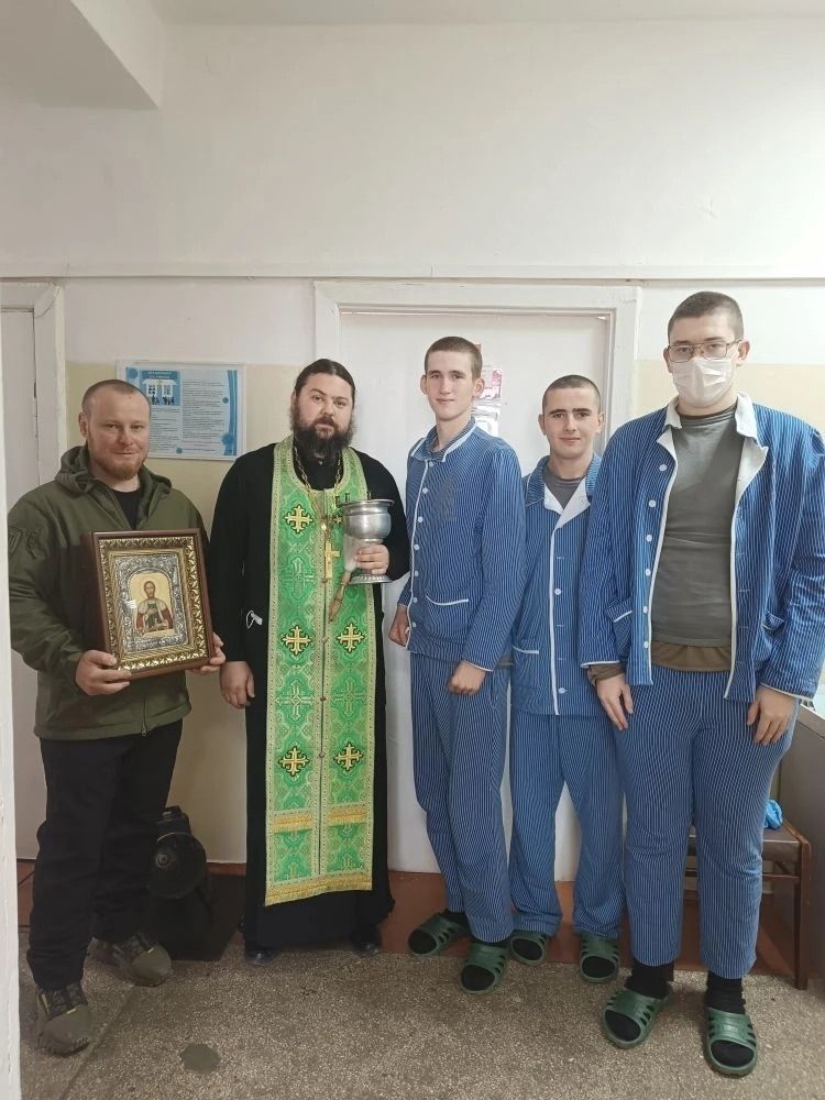 Служение духовенства и сестер милосердия в военном госпитале.